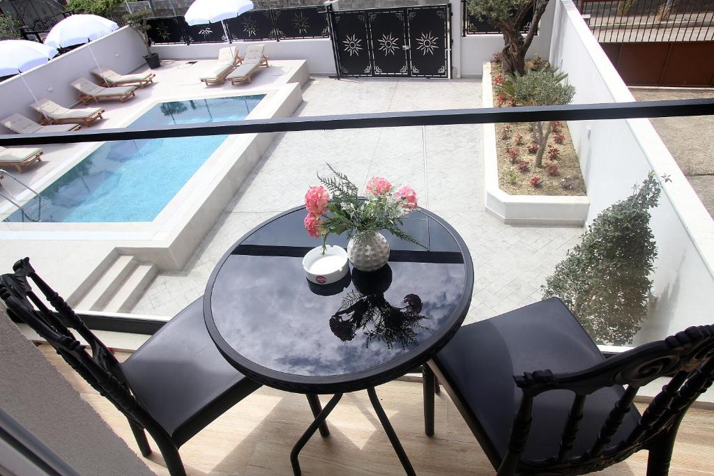 Bazén v ubytování Hotel Villa ATA nebo v jeho okolí