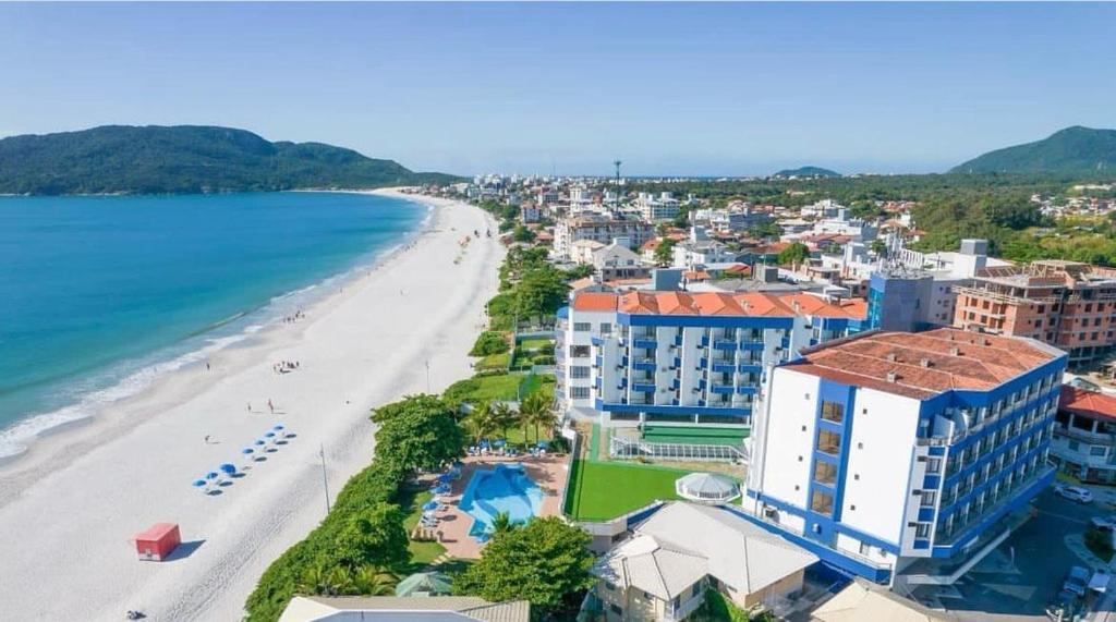 uma vista aérea da praia e dos edifícios em Ingleses Praia Hotel em Florianópolis