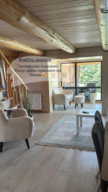 斯拉夫西克Provence的客厅配有椅子和桌子