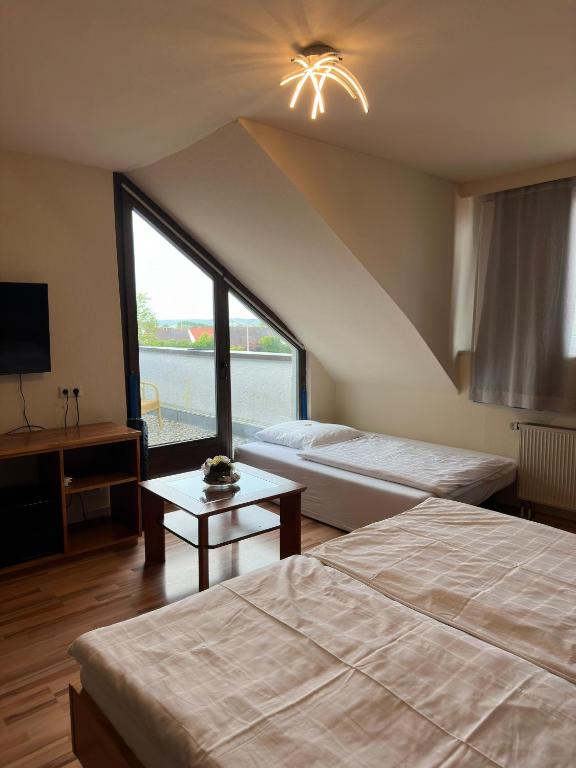 Postel nebo postele na pokoji v ubytování Dillinger Hof
