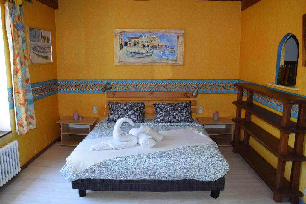 Postel nebo postele na pokoji v ubytování Charme authentique à Corbas - Authentic Charm in Corbas - 120m2 of Comfort-6 personnes