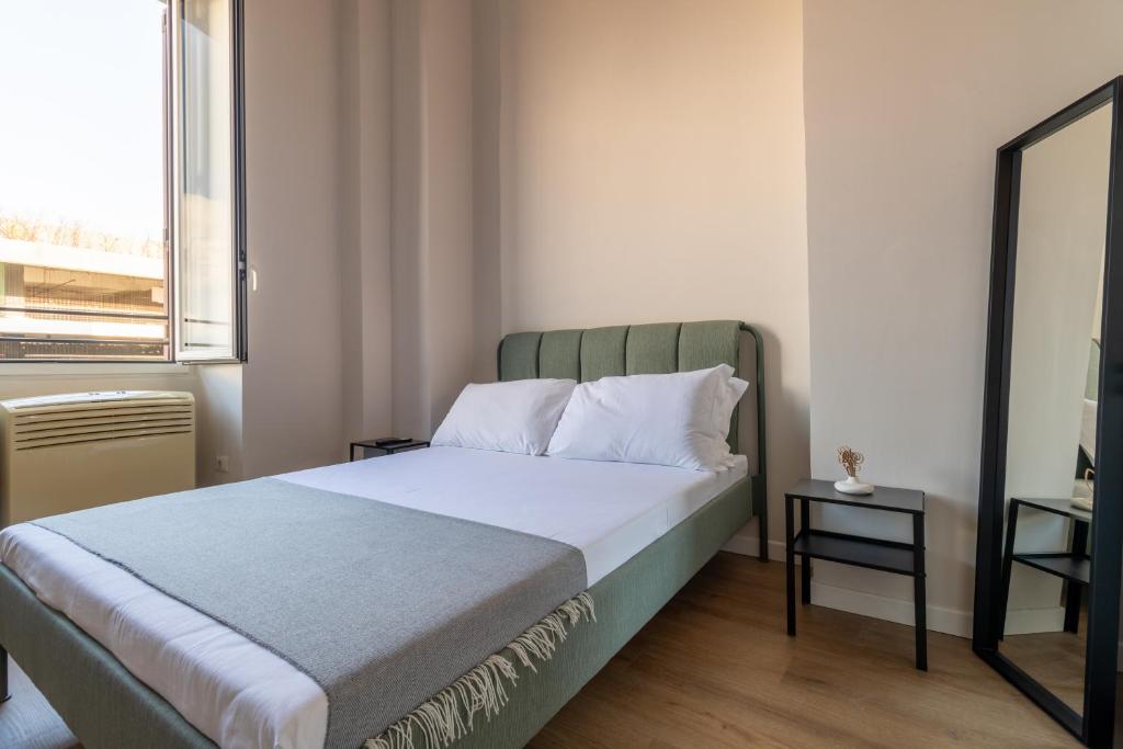 Postel nebo postele na pokoji v ubytování Joe Litty Rooms