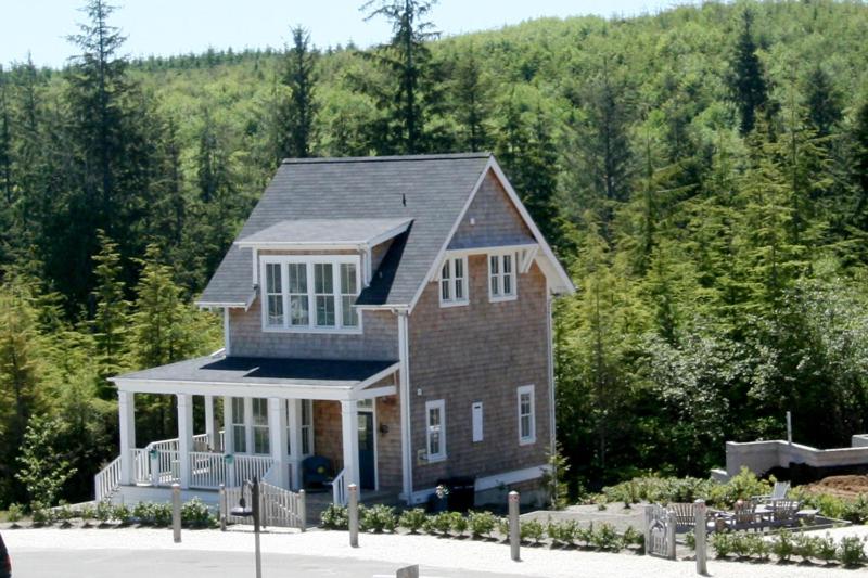 una casa en medio de un bosque en Cedar Cove by Seabrook Hospitality, en Pacific Beach