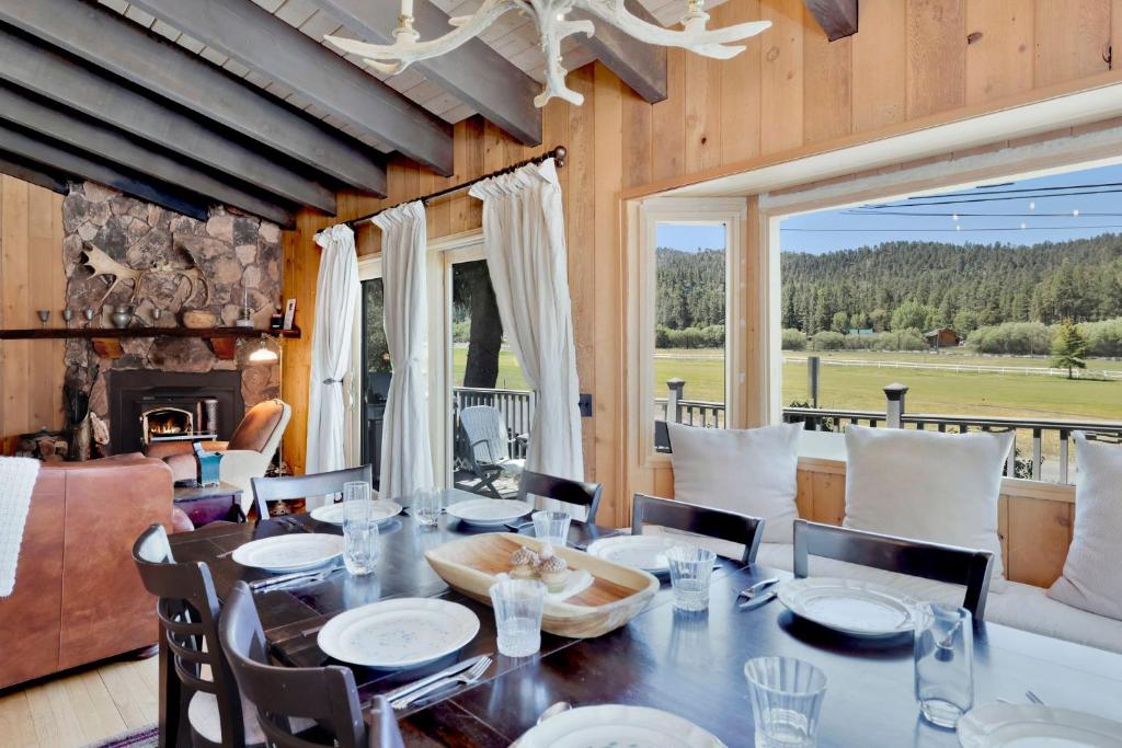 ein Esszimmer mit Tisch und Kamin in der Unterkunft Golf & Ski Retreat #1443 in Big Bear Lake