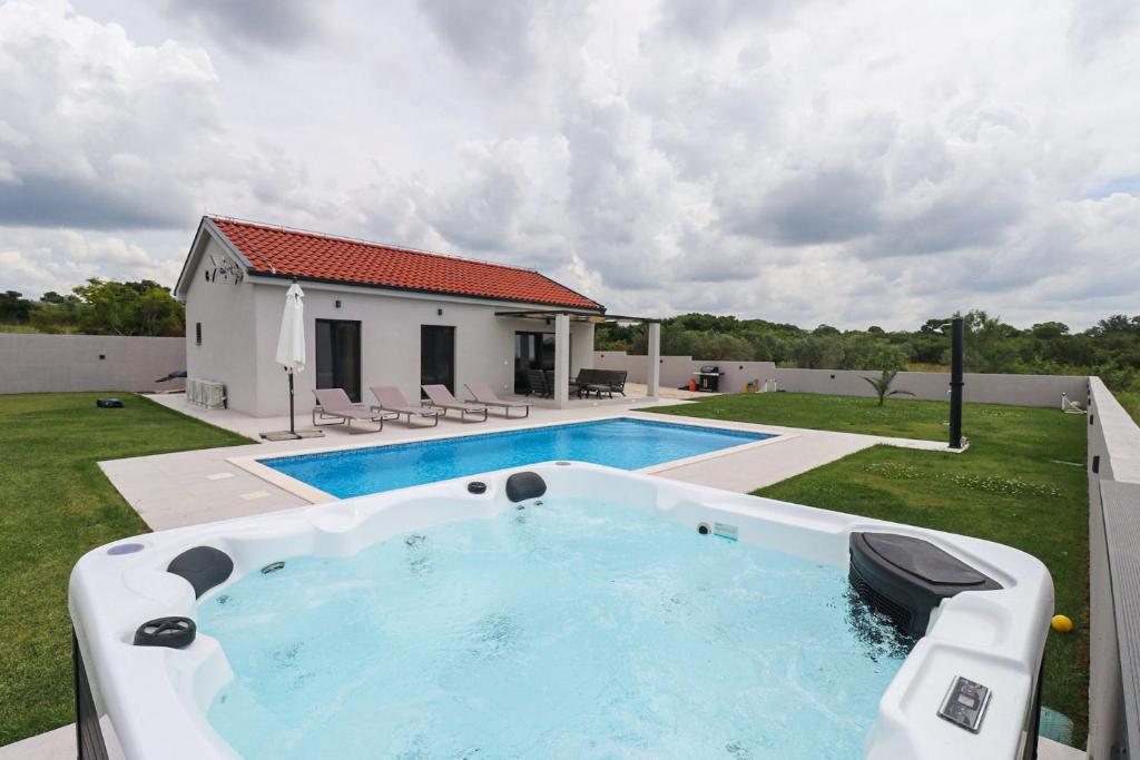 - une piscine dans l'arrière-cour d'une maison dans l'établissement Villa Gemini, à Zadar