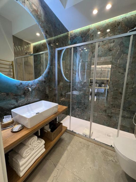 Ένα μπάνιο στο Elegant Rooms