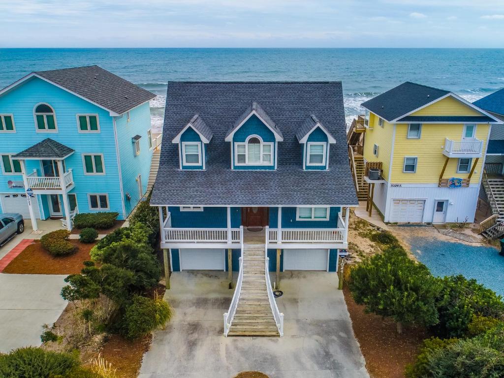 een luchtfoto van een huis met de oceaan bij Ocean Splendor in Surf City
