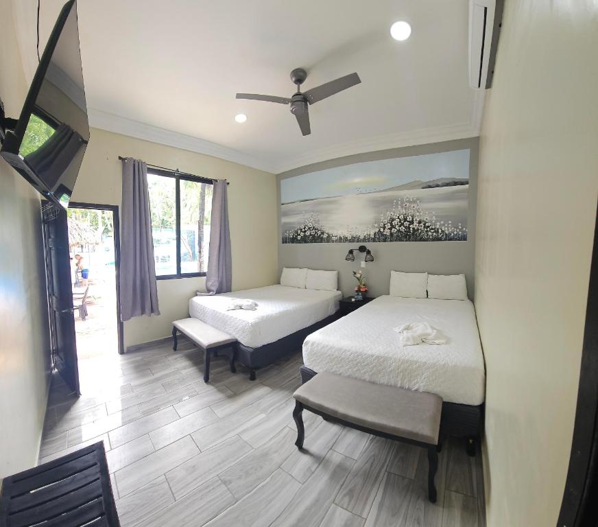 Llit o llits en una habitació de Mi Tierra Hotel y Restaurante