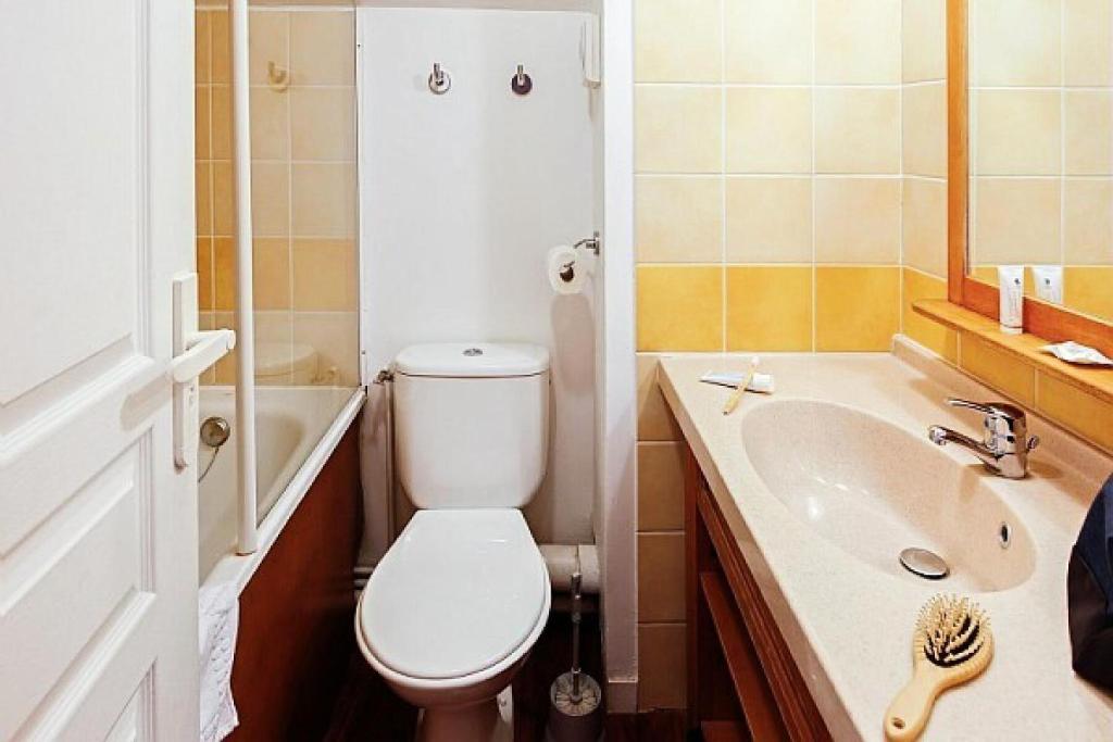 une salle de bain avec toilettes et lavabo dans l'établissement La résidence du Lac - maeva Home - Maison 3 pièces 6 personnes - Sélection MAE-9501, à Monflanquin
