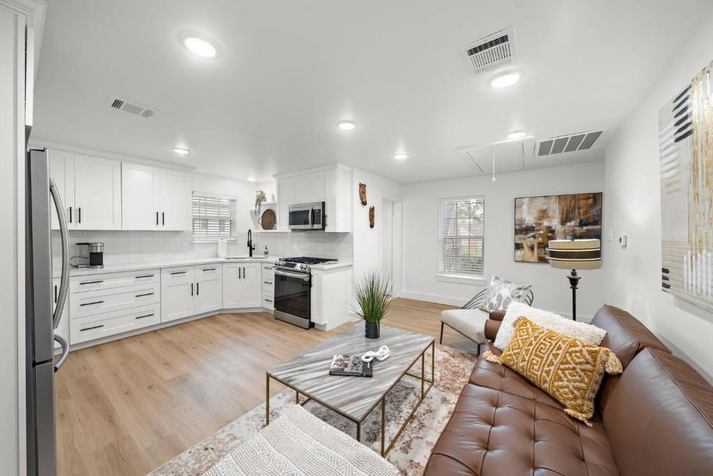 una sala de estar con un sofá y una mesa en The King's Retreat I, en Houston