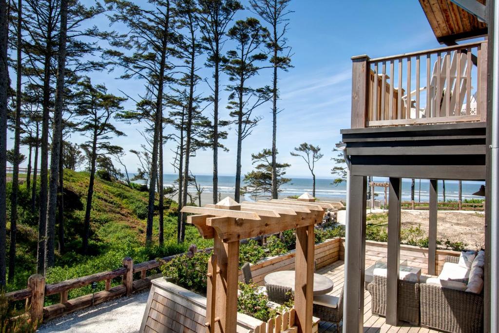una terraza con vistas a la playa en Bella Vita by Seabrook Hospitality, en Pacific Beach