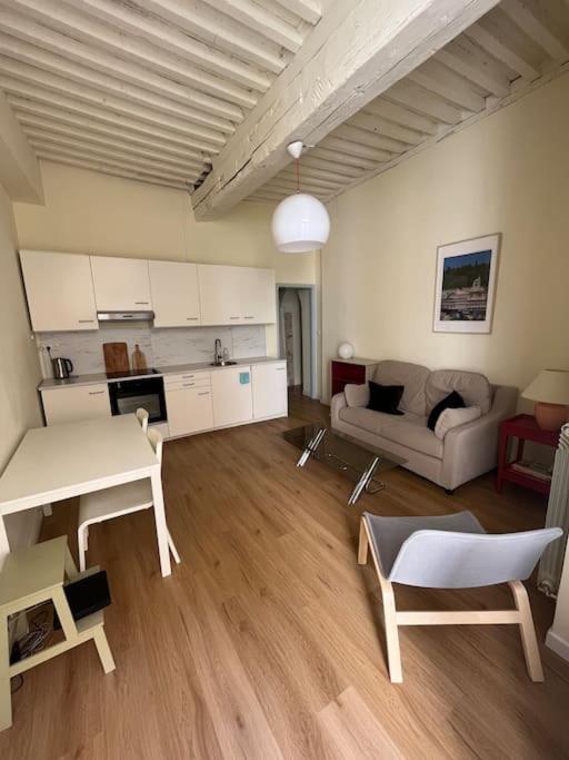 un salon avec un canapé et une table dans l'établissement Le Champêtre au cœur de la ville nîmoise, à Nîmes