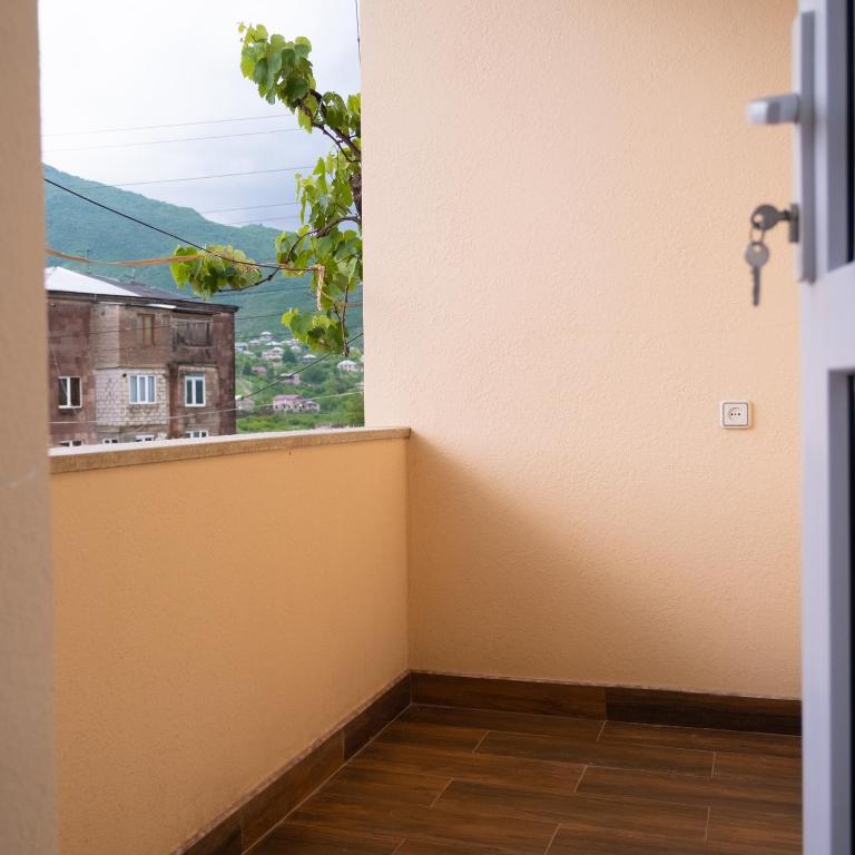Habitación con ventana y vistas. en Alpha Rest House, en Ijevan