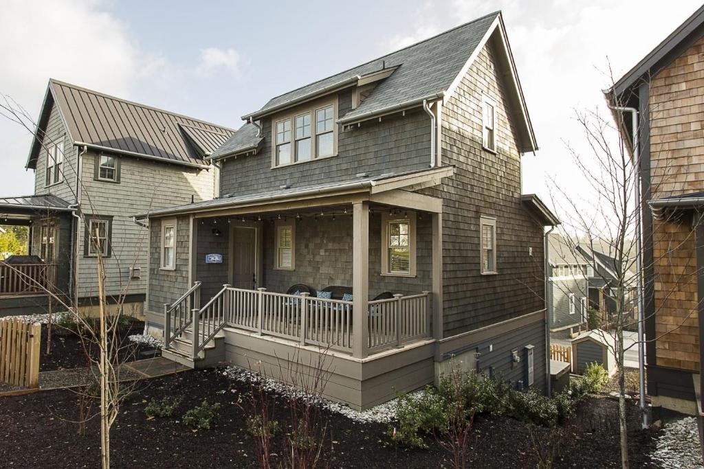 a house with a porch with a deck at Sea Esta by Seabrook Hospitality in Pacific Beach
