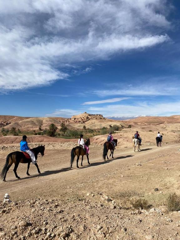 アイット・ベン・ハドゥにあるauberge restau tombouctouの砂漠の馬に乗る人々