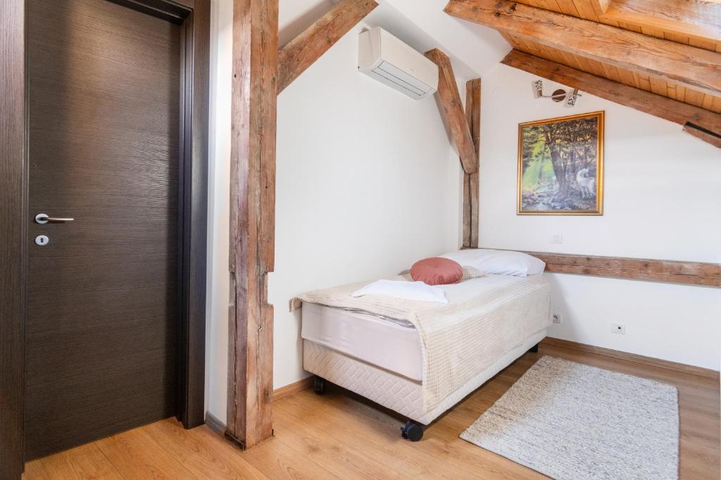 Riverside Palace Apartments - 8