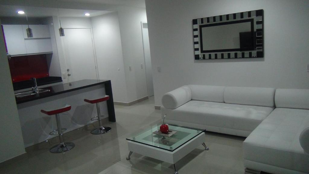 sala de estar con sofá blanco y mesa en Apartamento Los Morros en Cartagena de Indias