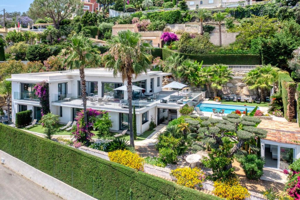 une vue aérienne d'une maison avec un jardin dans l'établissement REF 2128 - Cannes - Sea view villa for rent, à Cannes