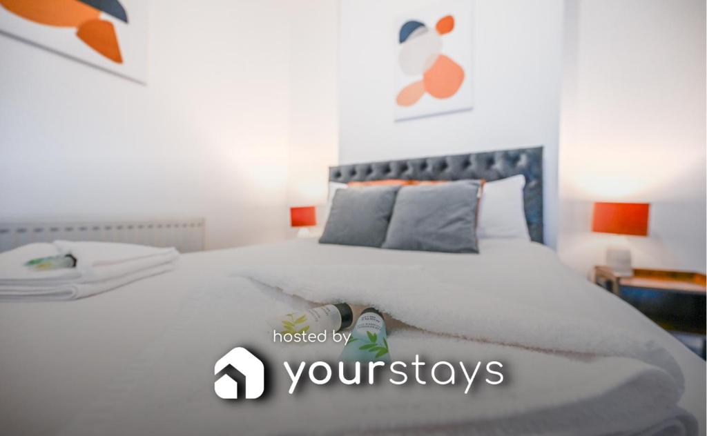 sypialnia z dużym białym łóżkiem z białą pościelą w obiekcie Sneyd House by YourStays w mieście Stoke-on-Trent