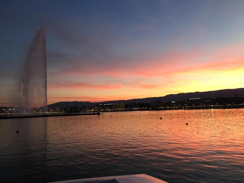 a view of a large body of water at sunset at Floatinn Boat-BnB in Geneva