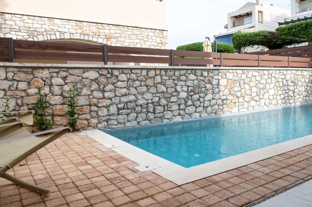 Bazén v ubytovaní Lydia's Inn 1 - Private pool, near Xylokastro alebo v jeho blízkosti