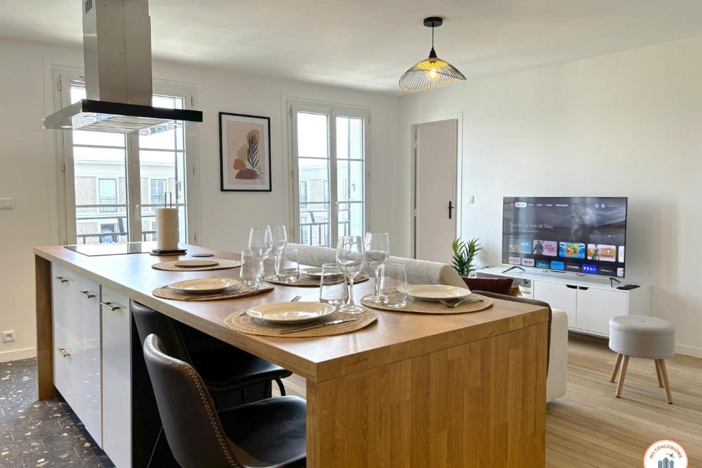 - une cuisine avec une grande île dotée de verres à vin dans l'établissement La Porte de l'Europe - Aperçu mer - Parking, au Havre