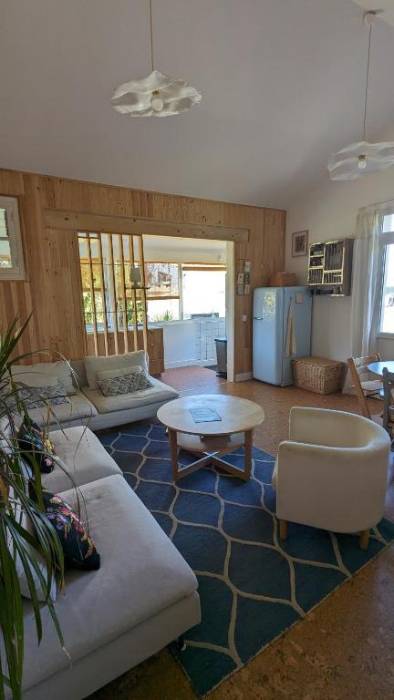 un salon avec un canapé et une table dans l'établissement Agréable maison bord de mer, à Fouras