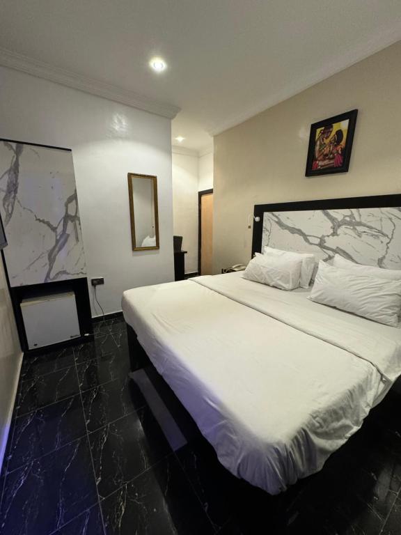 Postel nebo postele na pokoji v ubytování Posh Hotel and Suites Ikeja