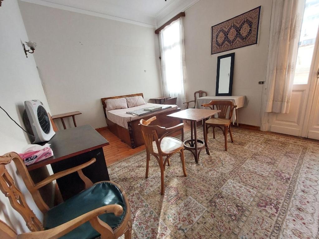 Habitación con mesa, sillas y sofá en ARAB Hostel For Men onlyغرف خاصة للرجال فقط 仅限男士 女士不允许 en Alexandria