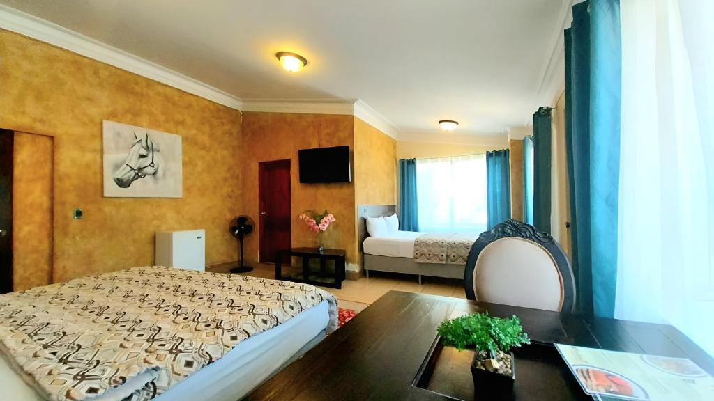 una habitación de hotel con una cama y una mesa en Hotel Don Felipe Aeropuerto, en Guatemala