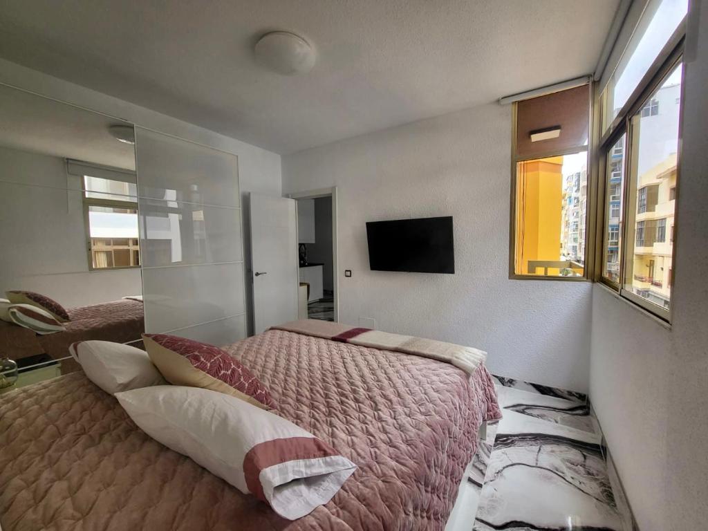Postel nebo postele na pokoji v ubytování 2 Bedrooms Flat + Balcony + Parking at Las Canteras Beach