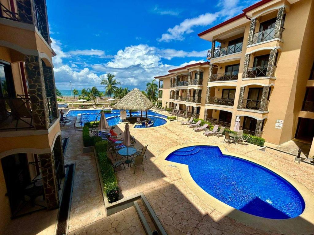 una piscina en medio de un edificio en Apartamento de lujo frente a playa Jacó-3 BD/ 2 BA, en Jacó