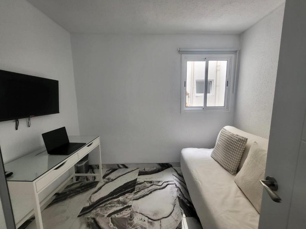 TV a/nebo společenská místnost v ubytování 2 Bedrooms Flat + Balcony + Parking at Las Canteras Beach