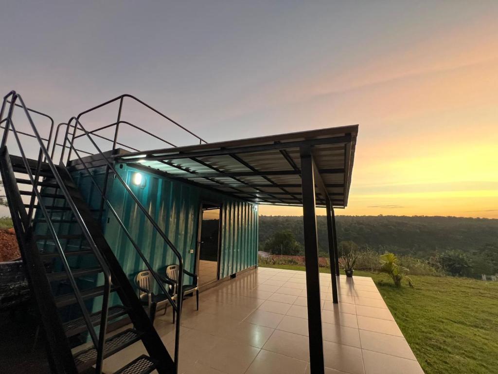 ein Glashaus mit einer Wendeltreppe auf einem Balkon in der Unterkunft Container Home Py in Puerto Presidente Franco