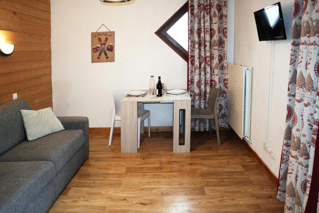 un salon avec une table et un canapé dans l'établissement Residence Le 1650 - Studio pour 2 personnes cœur de station des Orres 1650 MAE-5841, aux Orres