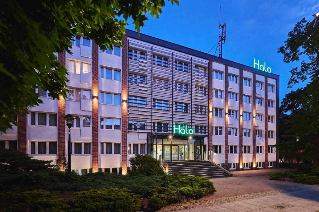 um edifício de hotel com o sinal de auréola em Halo Toruń em Toruń