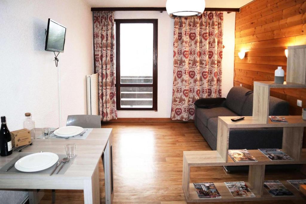 un salon avec un canapé et une table dans l'établissement Residence Le 1650 - Studio pour 2 personnes cœur de station des Orres 1650 MAE-5871, aux Orres