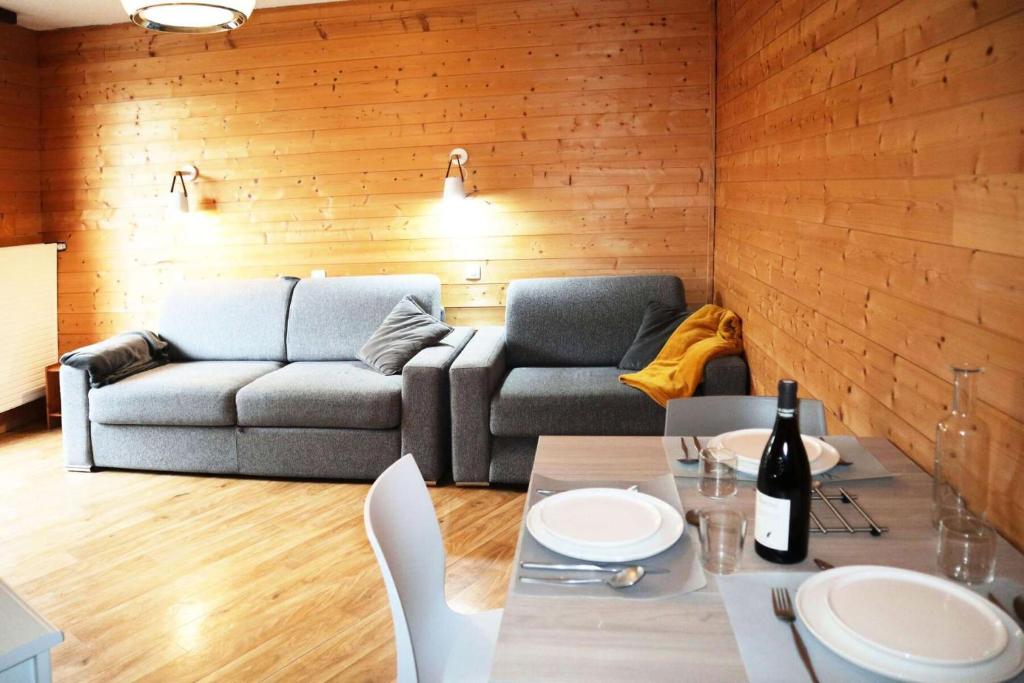 un salon avec un canapé et une table dans l'établissement Residence Le 1650 - Studio pour 3 personnes cœur de station des Orres 1650 MAE-5891, aux Orres