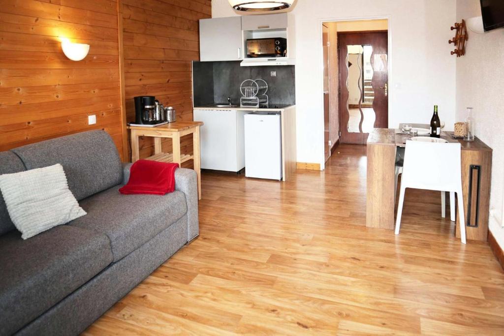 un salon avec un canapé et une cuisine dans l'établissement Residence Le 1650 - Studio pour 2 personnes cœur de station des Orres 1650 MAE-5921, aux Orres