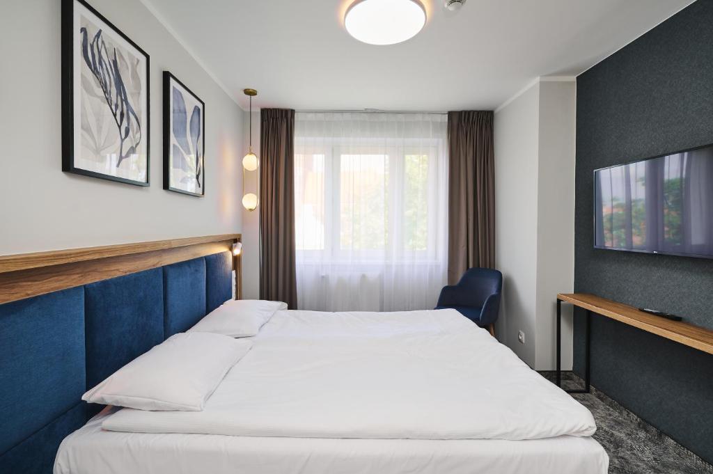 Postel nebo postele na pokoji v ubytování Hotel Halo Toruń