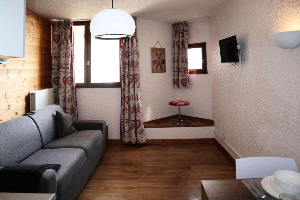 un salon avec un canapé et une table dans l'établissement Residence Le 1650 - Studio pour 2 personnes cœur de station des Orres 1650 MAE-5941, aux Orres