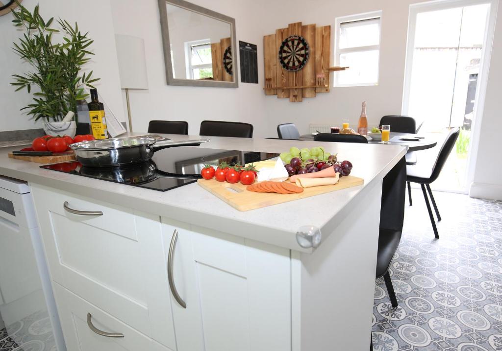 uma cozinha com um balcão com vegetais numa tábua de corte em Park View House Close to Plymouth Argyle FC em Plymouth