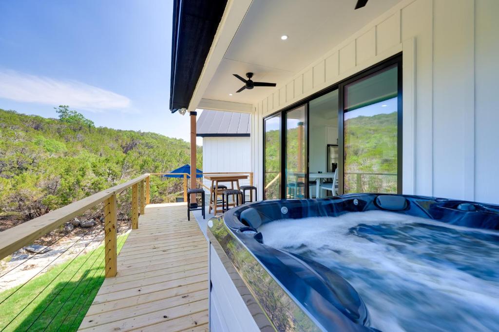 キャニオン・レイクにあるCanyon Lake Getaway Hot Tub, 1 Mi to Boat Ramp!の家のデッキにある温水浴槽