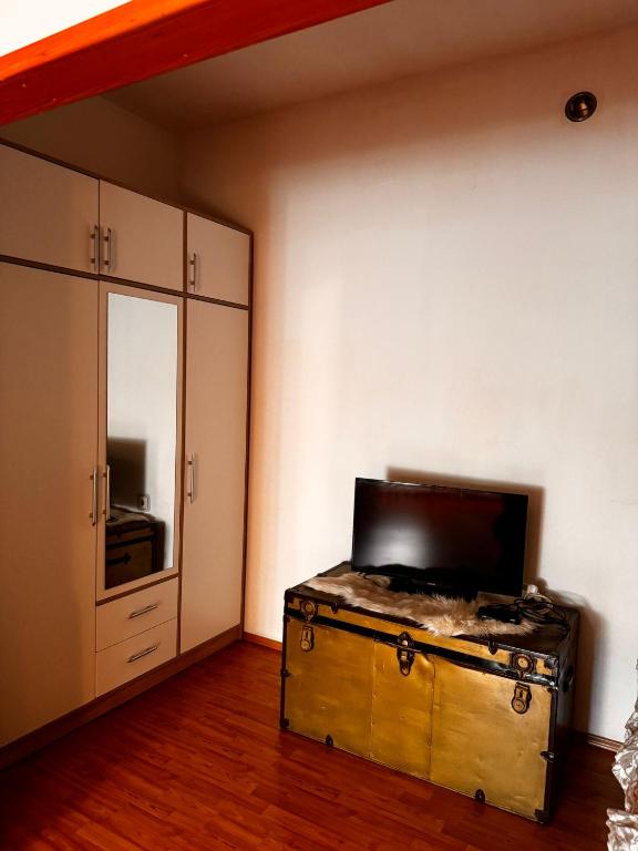 Televízia a/alebo spoločenská miestnosť v ubytovaní Apartman Nikos