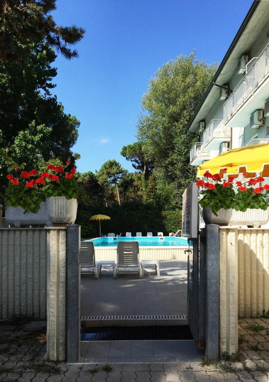 The swimming pool at or close to B&B Promenade Hotel Simple con Piscina