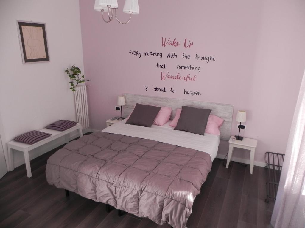a bedroom with a bed with a quote on the wall at Vica Pota in Rome