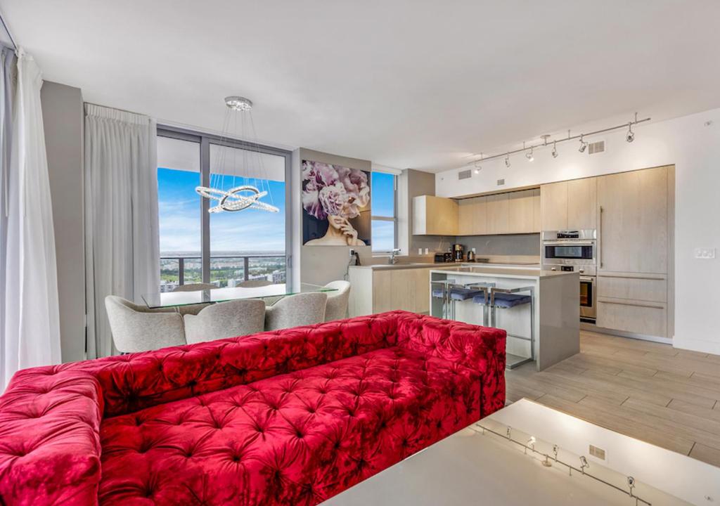 uma sala de estar com um sofá vermelho numa cozinha em HYDE BEACH HOUSE #2408 THREE-BEDROOM, WATERFRONT, OCEAN AND INTERCOSTAL VIEW, ROOFTOP POOL, 5 MiN WALK TO BEACH em Hollywood
