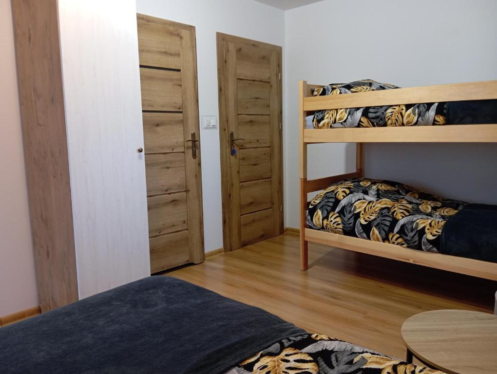 Postel nebo postele na pokoji v ubytování POKOJE NA CYPELKU NAD 5 JEZIORAMi
