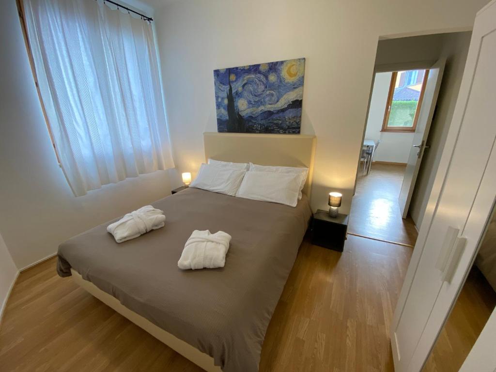 a bedroom with two towels on a bed at Cartiera in Cannobio