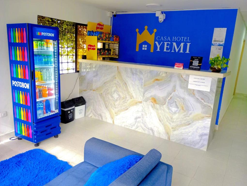 une chambre avec un canapé bleu dans un magasin dans l'établissement CASA HOTEL YEMI, à Barranquilla